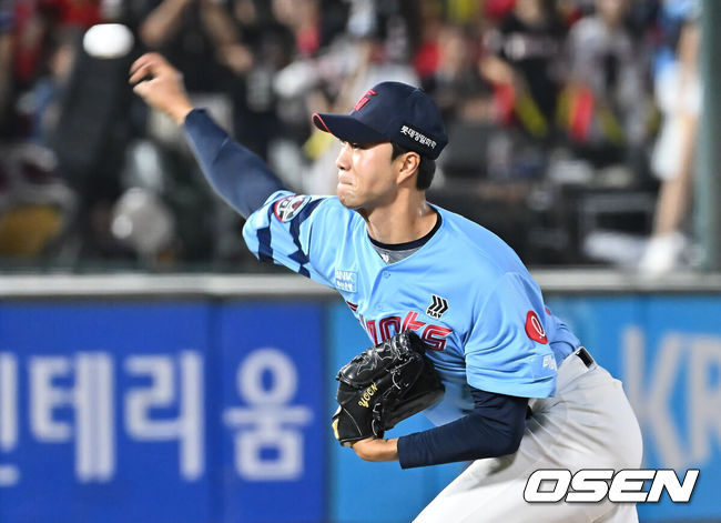 [OSEN=부산, 이석우 기자] 5일 부산 사직야구장에서 2025 신한 SOL 뱅크 KBO 리그 롯데 자이언츠와 KIA 타이거즈의 경기가 열렸다. 홈팀 롯데는 감보아가, 방문팀 KIA는 네일이 선발 출전했다.롯데 자이언츠 윤성빈이 역투하고 있다. 2025.08.05 / foto0307@osen.co.kr