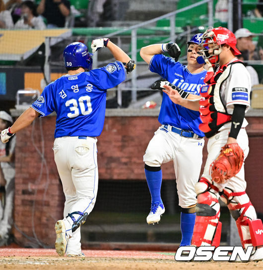 [OSEN=문학,박준형 기자] 5일 오후 인천 문학 SSG 랜더스 필드에서 ‘2025 신한 SOL BANK KBO리그’ SSG 랜더스와 삼성 라이온즈의 경기가 진행됐다.이날 SSG은 문승원을, 삼성은 최원태를 선발투수로 내세웠다.8회초 1사 3루 삼성 김영웅이 2점 홈런을 날리고 3루 주자 강민호와 세리머니를 하고 있다.  2025.08.05 / soul1014@osen.co.kr