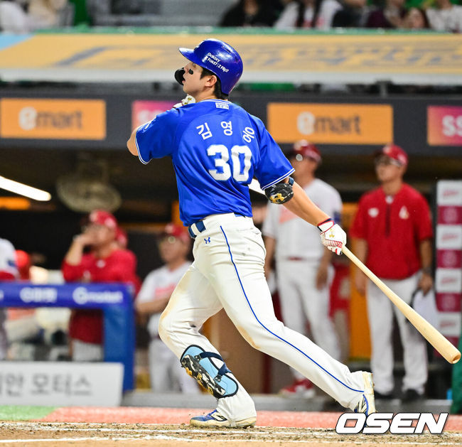 [OSEN=문학,박준형 기자] 5일 오후 인천 문학 SSG 랜더스 필드에서 ‘2025 신한 SOL BANK KBO리그’ SSG 랜더스와 삼성 라이온즈의 경기가 진행됐다.이날 SSG은 문승원을, 삼성은 최원태를 선발투수로 내세웠다.8회초 1사 3루 삼성 김영웅이 2점 홈런을 날리고 있다.  2025.08.05 / soul1014@osen.co.kr