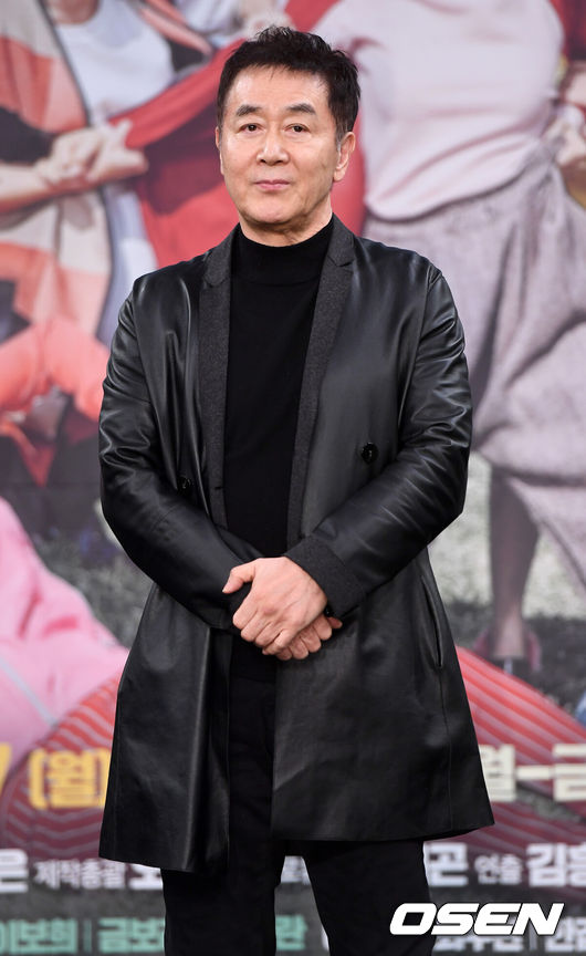[OSEN=최규한 기자] 배우 한진희가 20일 오후 서울 상암동 MBC신사옥에서 열린 일일연속극 '전생에 웬수들' 제작발표회에 참석해 포즈를 취하고 있다. /dreamer@osen.co.kr