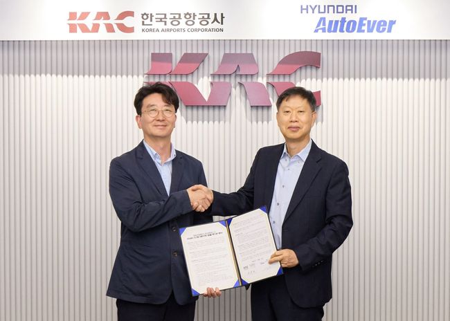 현대오토에버내비게이션사업부장서동권상무(사진왼쪽)와한국공항공사손종하운영본부장이 업무협약을 맺고 있다.