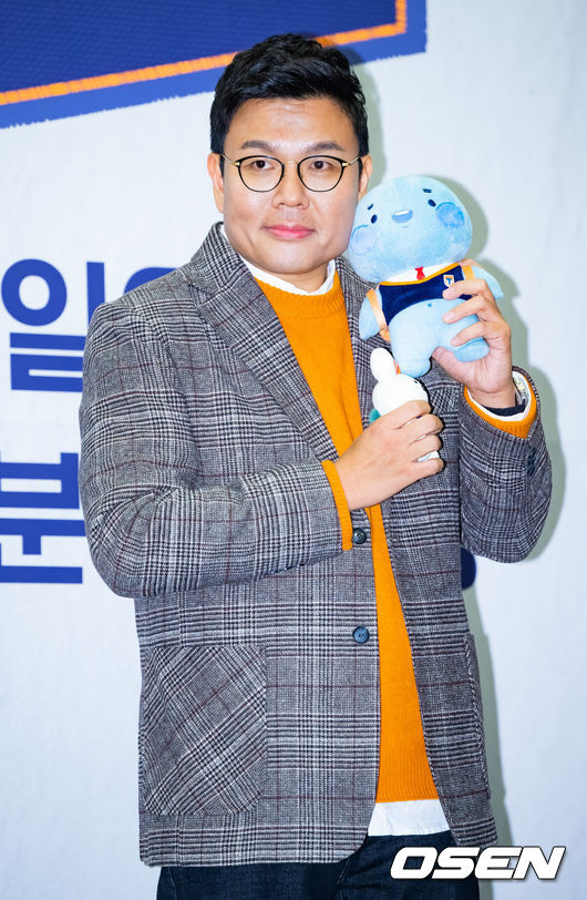 [OSEN=민경훈 기자] 2일 오전 서울 마포구 상암동 스탠포드 호텔에서 채널A '성적을 부탁해: 티처스' 제작발표회가 진행됐다.정승제 선생님이 입장하며 포즈를 취하고 있다.  2023.11.02 / rumi@osen.co.kr