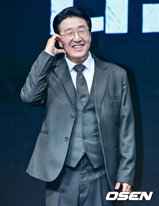 [OSEN=지형준 기자] 14일 오전 서울 종로구 JW 메리어트 동대문 스퀘어에서 디즈니+ 오리지널 시리즈 '나인 퍼즐' 제작발표회가 열렸다.윤종빈 감독의 신작 '나인 퍼즐’은 10년 전,미결 사건의 유일한 목격자이자 현직 프로파일러인‘이나’(김다미)와그를 끝까지 용의자로 의심하는 강력팀 형사‘한샘’(손석구)이 의문의 퍼즐조각과 함께 다시 시작된 연쇄살인 사건의 비밀을 파헤치는 추리 스릴러다.배우 현봉식이 포토타임을 하고 있다. 2025.05.14 /jpnews@osen.co.kr