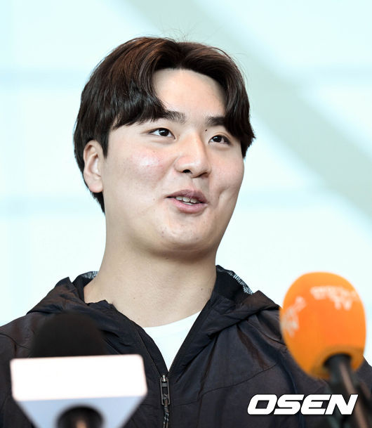 [OSEN=인천공항, 조은정 기자] 피츠버그 파이리츠와 입단 계약에 합의한 심준석이 24일 오후 인천국제공항을 통해 피츠버그로 출국했다. 심준석이 출국 전 취재진과 인터뷰를 하고 있다. 2023.01.24 /cej@osen.co.kr