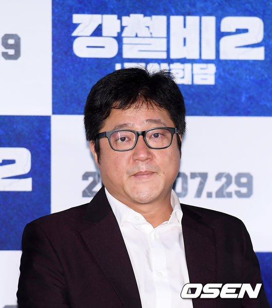 [OSEN=조은정 기자] 23일 서울 광진구 롯데시네마 건대입구에서 영화 '강철비2: 정상회담(감독 양우석)’ 언론배급 시사회가 열렸다. 배우 곽도원이 착석하고 있다. /cej@osen.co.kr