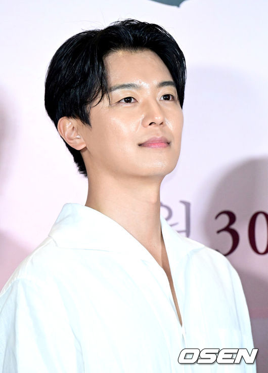 [OSEN=최규한 기자] 24일 오후 서울 용산 CGV에서 영화 ‘파과’(감독 민규동) VIP시사회가 열렸다.영화 ‘파과'는바퀴벌레 같은 인간들을 처리하는 조직에서 40여 년간 활동한 레전드 킬러 ‘조각(이혜영)’과 평생 그를 쫓은 미스터리한 킬러 ‘투우(김성철)’의 강렬한 대결을 그린 액션 드라마다.배우 연우진이 VIP시사회에 참석해 포토타임을 하고 있다. 2025.04.24 / dreamer@osen.co.kr