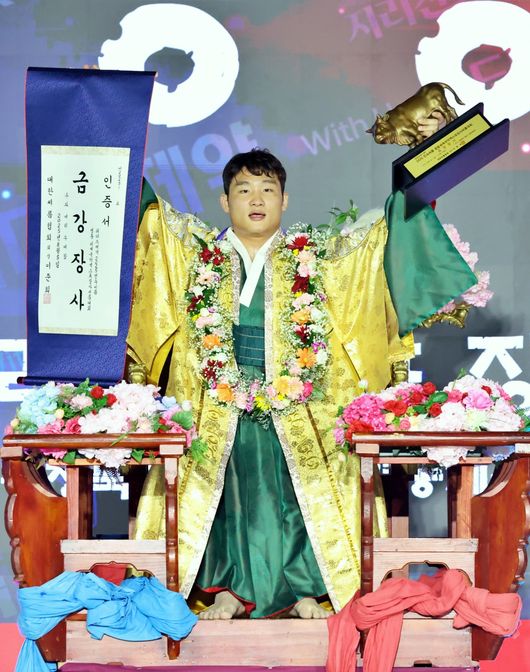 '금강급 간판' 김기수(수원특례시청)가 3개 대회 연속 금강장사에 올랐다. / 대한씨름협회