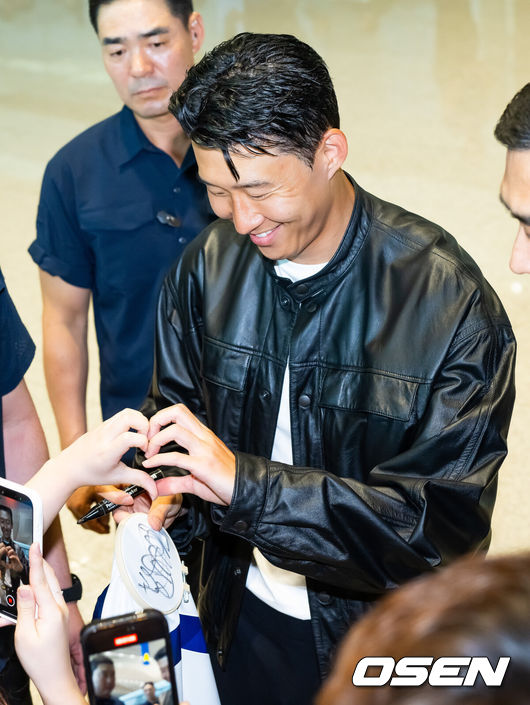 [OSEN=인천공항, 민경훈 기자] 토트넘과 결별을 택한 손흥민이 LAFC 이적을 위해 5일 오후 미국 로스앤젤레스로 출국했다.손흥민은 현지 도착과 동시에 메디컬 테스트와 계약서 서명 그리고 공식 발표까지 이어질 것으로 보인다.손흥민이 출국장으로 향하며 팬들에게 사인을 해주며 인사를 하고 있다. 2025.08.05 / rumi@osen.co.kr
