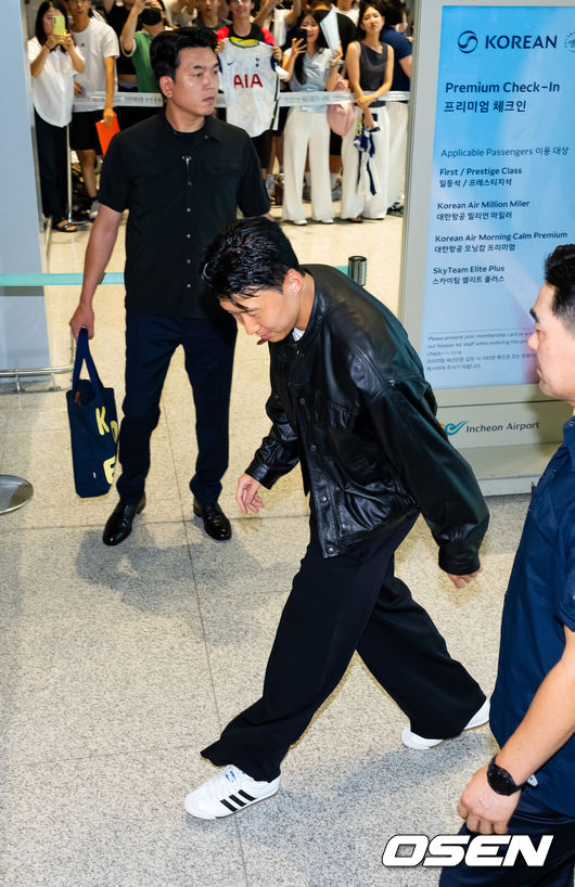 [OSEN=인천공항, 민경훈 기자] 토트넘과 결별을 택한 손흥민이 LAFC 이적을 위해 5일 오후 미국 로스앤젤레스로 출국했다.손흥민은 현지 도착과 동시에 메디컬 테스트와 계약서 서명 그리고 공식 발표까지 이어질 것으로 보인다.손흥민이 출국장으로 향하며 인사를 하고 있다. 2025.08.05 / rumi@osen.co.kr