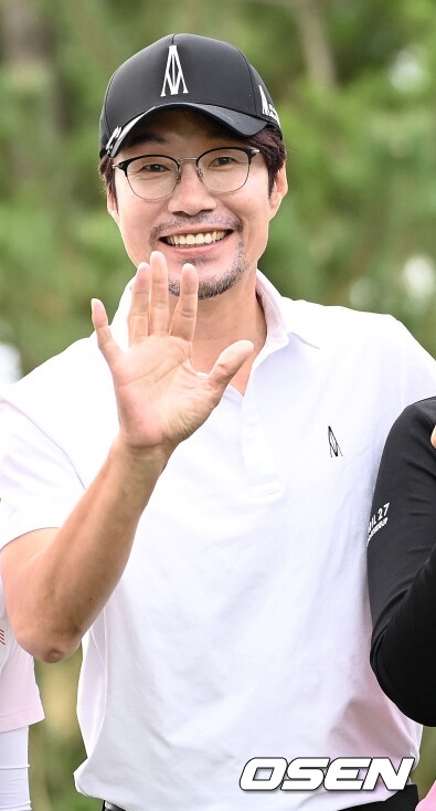 [OSEN=안산, 이대선 기자] 26일 경기도 안산시 아일랜드 컨트리클럽(파72)에서 한국여자프로골프(KLPGA) 투어 엘크루-TV조선 프로 셀러브리티(총상금 6억원)가 열렸다.하민송(롯데), 배우 송영규, 이슬기2(SK네트웍스)가 1번홀에서 티샷을 마치고 기념촬영을 하고 있다. 2021.09.26 /sunday@osen.co.kr