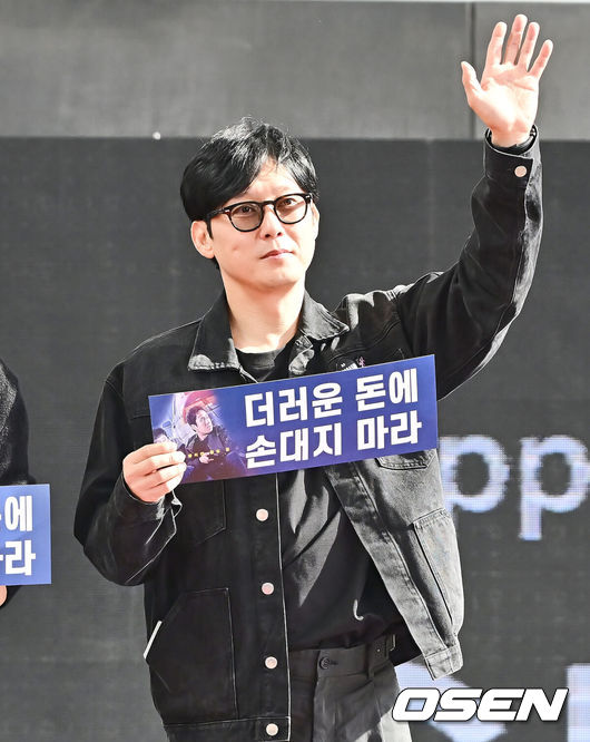 [OSEN=부산, 이석우 기자] 5일 부산 해운대구 영화의전당 BIFF 야외무대에서 제29회 부산국제영화제(BIFF) 영화 '더러운 돈에 손대지 마라' 오픈토크가 열렸다.이번 부산국제영화제(이하 부국제)에서는 지난 2일 개막작 ‘전.란’을 시작으로 상영작 54편을 포함해 총 63개국의 영화작품 278편을 영화의전당, CGV센텀시티, 롯데시네마 센텀시티, 영화진흥위원회 표준시사실, 메가박스 부산극장 등 총 5개 극장 26개 상영관에서 만나 볼 수 있다.배우 박병은이 오픈토크를 하고 있다. 2024.10.05 / foto0307@osen.co.kr
