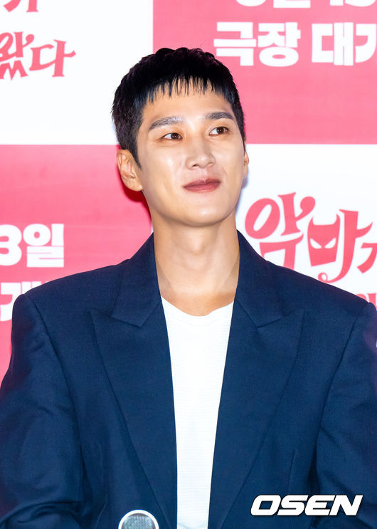 [OSEN=박준형 기자] 6일 오후 서울 용산아이파크몰 내 용산 CGV에서 영화 ‘악마가 이사왔다’ 언론시사회가 진행됐다.‘악마가 이사왔다’ 는 새벽마다 악마로 깨어나는 선지(임윤아)를 감시하는 기상천외한 아르바이트에 휘말린 청년 백수 길구(안보현)의 고군분투를 담은 악마 들린 코미디. 배우 안보현이 질문을 듣고 있다  2025.08.06 / soul1014@osen.co.kr