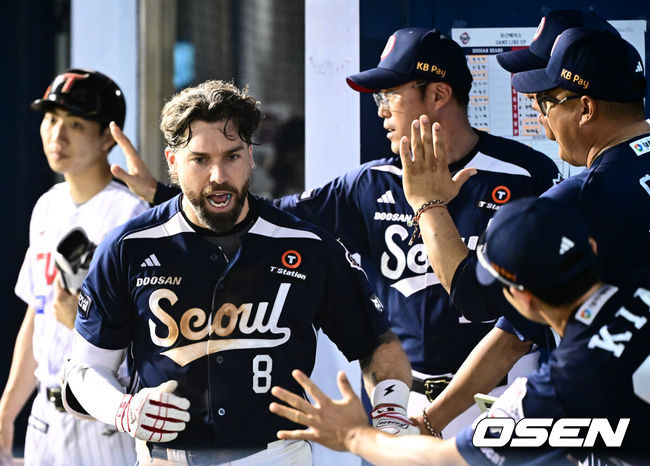 [OSEN=잠실, 조은정 기자]6일 오후 서울 잠실구장에서 ‘2025 신한 SOL Bank KBO리그’ LG 트윈스와 두산 베어스의 경기가 열렸다.LG는 최채흥, 두산은 콜어빈을 선발로 내세웠다.7회초 1사 1루 두산 케이브가 우월 투런 홈런을 날린 뒤 더그아웃에서 환영을 받고 있다. 2025.08.06 /cej@osen.co.kr