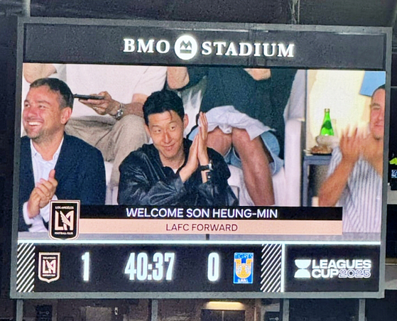 LAFC 구단이 대형 전광판에 손흥민을 비추며 ‘웰컴. LFAC 포워드(FORWARD)’ 자막을 내보내자, 홈팬들은 환호성을 질렀다. [사진 X 캡처]