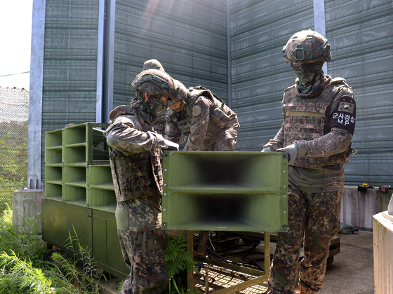국방부는 4일 문자공지를 통해 ″우리 군은 이날부터 대북확성기 철거를 시작했다″고 밝혔다. 사진은 이날 군 관계자들이 대북확성기 철거 작업하는 모습. 사진 국방부 제공