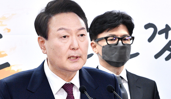  윤석열 대통령 당선인이 2022년 5월 13일 오후 서울 종로구 통의동 대통령직인수위원회 브리핑룸에서 2차 국무위원 후보 및 대통령 비서실장 인선 발표를 하고 있다. 오른쪽은 법무부 장관에 내정된 한동훈 사법연수원 부원장. 인수위사진기자단