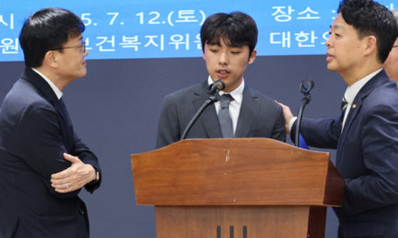 박주민 보건복지위원장(왼쪽부터), 이선우 대한의과대학·의학전문대학원학생회 비상대책위원장, 김영호 국회 교육위원장, 김택우 대한의사협회장이 지난 7월 12일 오후 서울 용산구 대한의사협회에서 의과대학 교육 정상화를 위한 공동 성명서를 발표한 후 대화하고 있다. 뉴스1