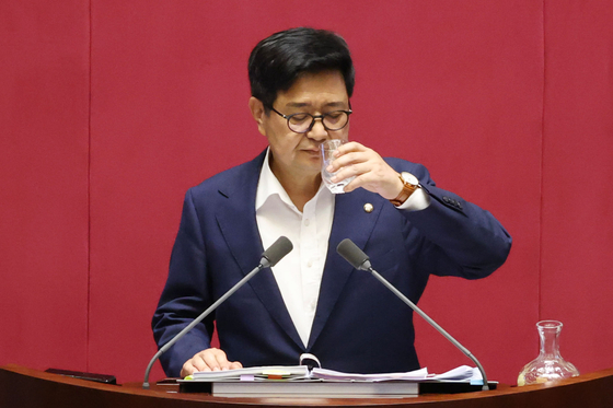 김장겸 국민의힘 의원이 5일 오후 서울 여의도 국회 본회의장에서 방송문화진흥회법 일부개정법률안(대안)에 대한 무제한토론(필리버스터)를 도중 물을 마시고 있다. 뉴스1