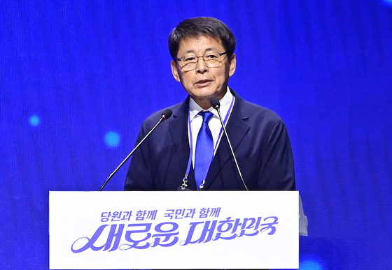 서삼석 더불어민주당 임시의장이 지난해 8월 18일 오후 서울 송파구 올림픽공원 KSPO돔에서 열린 제1차 정기전국당원대회에서 개회선언을 하고 있다.뉴스1