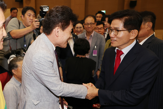 국민의힘 김문수 당대표 후보가 지난 4일 서울 여의도 국회 의원회관에서 투게더포럼이 주최한 시국토론회에 참석해 극우 성향의 한국사 강사 전한길씨와 악수하고 있다. 연합뉴스