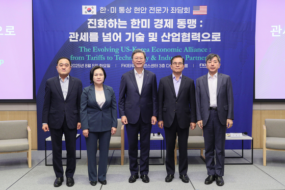김창범 한국경제인협회 부회장을 비롯한 내빈들이 5일 서울 여의도 FKI타워 컨퍼런스센터에서 열린 '진화하는 한미 경제동맹: 관세를 넘어 기술 및 산업협력으로' 좌담회에서 기념촬영을 하고 있다. 사진 왼쪽부터 정철 한국경제연구원 원장, 유명희 서울대 교수, 김 부회장, 최석영 법무법인 광장 고문, 이재민 서울대 법학전문대학원 원장. 사진 한경협