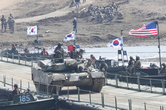올해 3월 한·미 연합훈련 에 참여한 양국 장병들이 임진강에서 도강훈련을 하고 있다. [AP=연합뉴스]