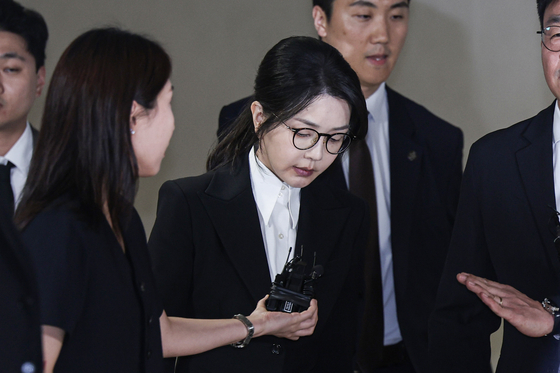 김건희 여사가 6일 오후 서울 종로구 KT 광화문빌딩 웨스트에 마련된 민중기 특별검사 사무실에서 조사를 마친 뒤 차량으로 이동하고 있다. 김경록 기자