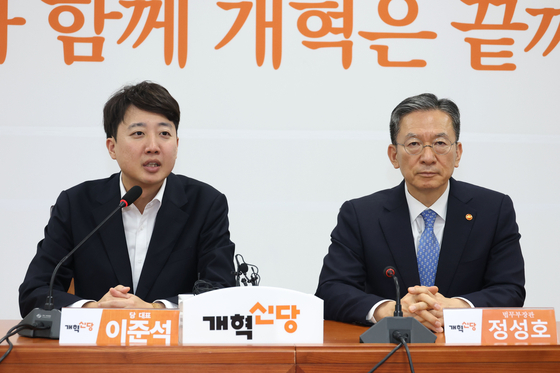 이준석 개혁신당 대표가 6일 오후 서울 여의도 국회를 찾은 정성호 법무부 장관을 만나 인사말을 하고 있다. 뉴스1