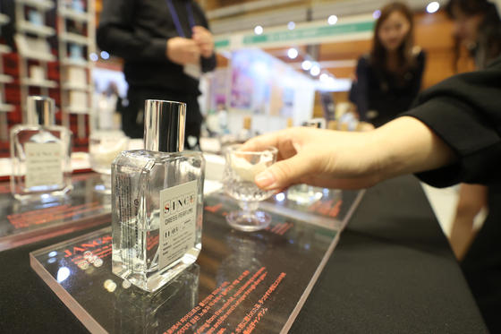 지난달 18일 서울 강남구 코엑스에서 열린 비건 산업 전시회에서 방문객이 비건 향수를 살펴보고 있다. 연합뉴스