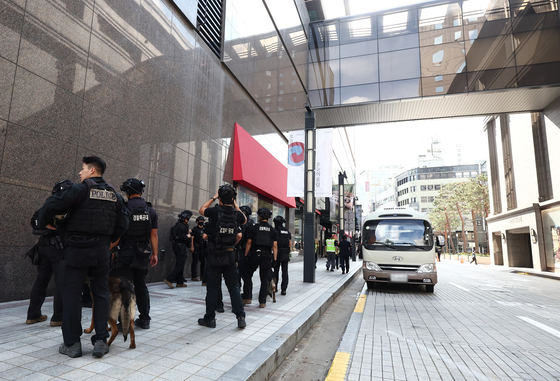 지난 5일 오후 서울 신세계백화점 본점에서 한 인터넷 커뮤니티에 해당 백화점 내부에 폭발물을 설치했다는 협박글이 올라와 경찰특공대 등이 폭발물 수색을 마치고 이동하고 있다. 뉴스1