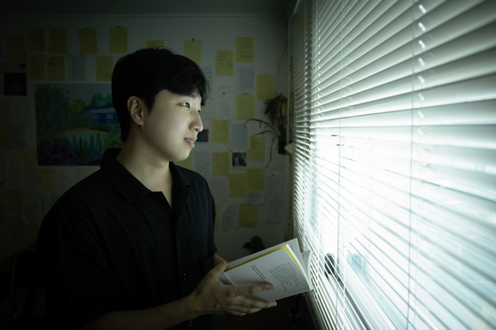 배동훈 대표는 “신논현역이나 광화문역 교보문고에 가면 과거 출판된 시집과 최근 출판된 시집이 모두 있다. 거기서 시를 쌓아두고 3~4시간 동안 읽곤 한다.”고 말했다. 권혁재 사진전문기자