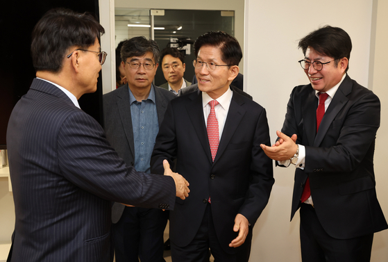 한덕수 전 국무총리와 단일화 갈등 끝에 당으로부터 후보 교체 직전까지 갔던 김문수 국민의힘 대선 후보가 5월 11일 서울 여의도 국민의힘 대선후보 사무실에 들어서며 박수를 받고 있다. 김성룡 기자