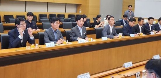 김영훈 고용노동부 장관(왼쪽에서 세 번째)이 지난달 31일 포스코이앤씨 본사를 찾았다. 이재명 대통령이 "살인"등의 단어를 써가며 강하게 질타한 지 이틀만이다. [사진 고용노동부]