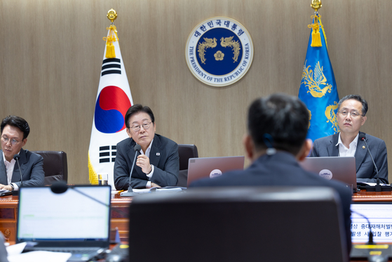 이재명 대통령이 지난달 29일 대통령실에서 국무회의를 주재하고 있다. 생중계로 진행한 이날 회의에서 대통령은 물론 국무위원 모두 기업을 향해 강경 발언을 쏟아냈다. [사진 대통령실]