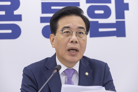 송언석 국민의힘 비대위원장 겸 원내대표가 6일 국회에서 가진 기자간담회에서 발언하고 있다.    송 비대위원장은 8월 국회 일정과 쟁점 법안 협상을 위한 여야 원내대표 회담을 제의했다. 연합뉴스