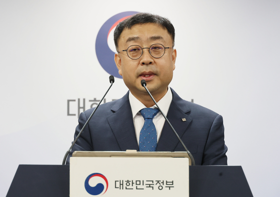 송상훈 과학기술정보통신부 정보통신정책실장이 지난 4일 서울 종로구 정부서울청사에서 독자 AI 파운데이션 모델 프로젝트 정예팀 선정 결과를 브리핑하고 있다.   네이버클라우드, 업스테이지, SK텔레콤, NC AI, LG AI연구원이 독자 AI 파운데이션 모델 5개 정예팀으로 선정됐다. 연합뉴스