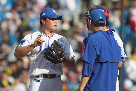 (대구=뉴스1) 공정식 기자 = 1일 오후 대구 삼성라이온즈파크에서 열린 프로야구 '2024 신한 SOL 뱅크 KBO리그' KIA 타이거즈와 삼성 라이온즈의 경기, 7회초 삼성 오승환이 동점을 허용하자 정대현 투수코치와 강민호 포수가 마운드로 올라 오승환과 대화하고 있다. 2024.9.1/뉴스1