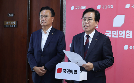 송언석 국민의힘 비상대책위원장 겸 원내대표(오른쪽)가 5일 국회에서 현안 관련 백브리핑을 하고 있다. 임현동 기자