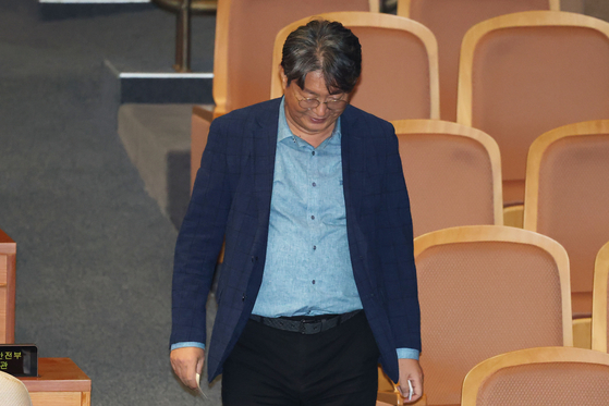 '차명 주식거래 의혹'으로 더불어민주당을 탈당하고 국회 법제사법위원회 위원장직을 사임한 이춘석 의원이 5일 국회 본회의장에서 방송법 개정안에 대한 무제한토론 종결동의의 건 투표를 하고 있다. 뉴스1