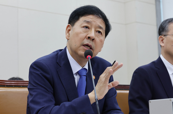 구윤철 부총리 겸 기획재정부 장관이 6일 국회 기획재정위원회 전체회의에서 한미 관세 협상 관련 현안 질의에 답하고 있다. 임현동 기자