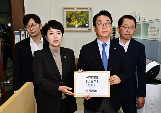 박충권(왼쪽부터)·김은혜·곽규택·조승환 국민의힘 의원이 6일 오후 서울 여의도 국회 의안과에서 '주식 차명거래 의혹'을 받고 있는 이춘석 더불어민주당 의원 징계안을 제출하고 있다. 임현동 기자