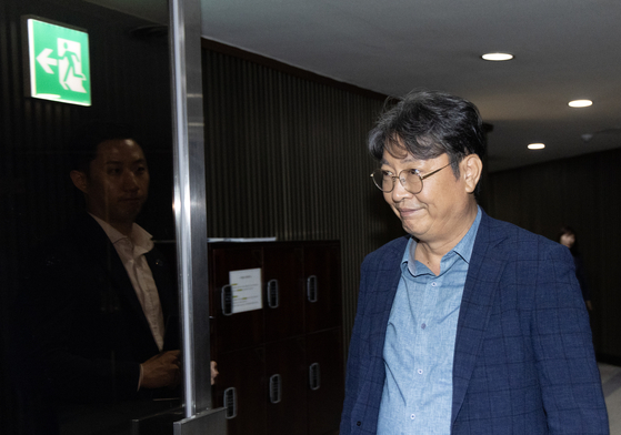 '주식 차명거래 의혹'이 제기된 이춘석 더불어민주당 의원이 5일 오후 서울 여의도 국회에서 방송법 개정안에 대한 무제한토론 종결동의의 건 투표를 마치고 본회의장을 빠져나가고 있다.뉴스1