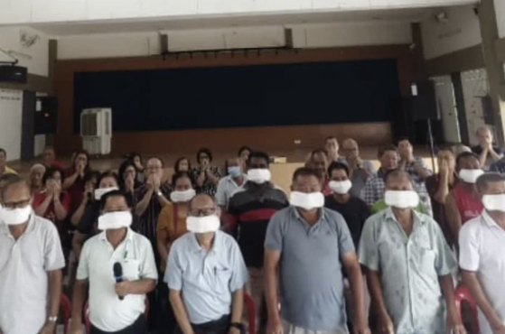 지난 3일 말레이시아 민주행동당 당원 50여 명이 정치적 의사를 표현하는 ‘생리대 시위’를 벌이고 있다. [말레이시아키니 SNS 캡처]