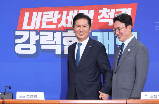정청래 더불어민주당 대표(왼쪽)와 김민석 국무총리가 5일 국회 당대표 회의실로 손을 잡고 들어서고 있다. 임현동 기자/ 20250805