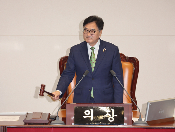 지난 4일 국회 본회의에서 우원식 국회의장이 개의를 알리며 의사봉을 두드리고 있다. 연합뉴스