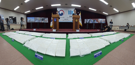 6일 부산 연제구 부산지방검찰청에서 부산지검과 부산세관이 부산신항에 입항한 중남미발 화물선 A호(9만t급)에서 압수한 코카인 600㎏을 공개하고 있다. 송봉근 기자 