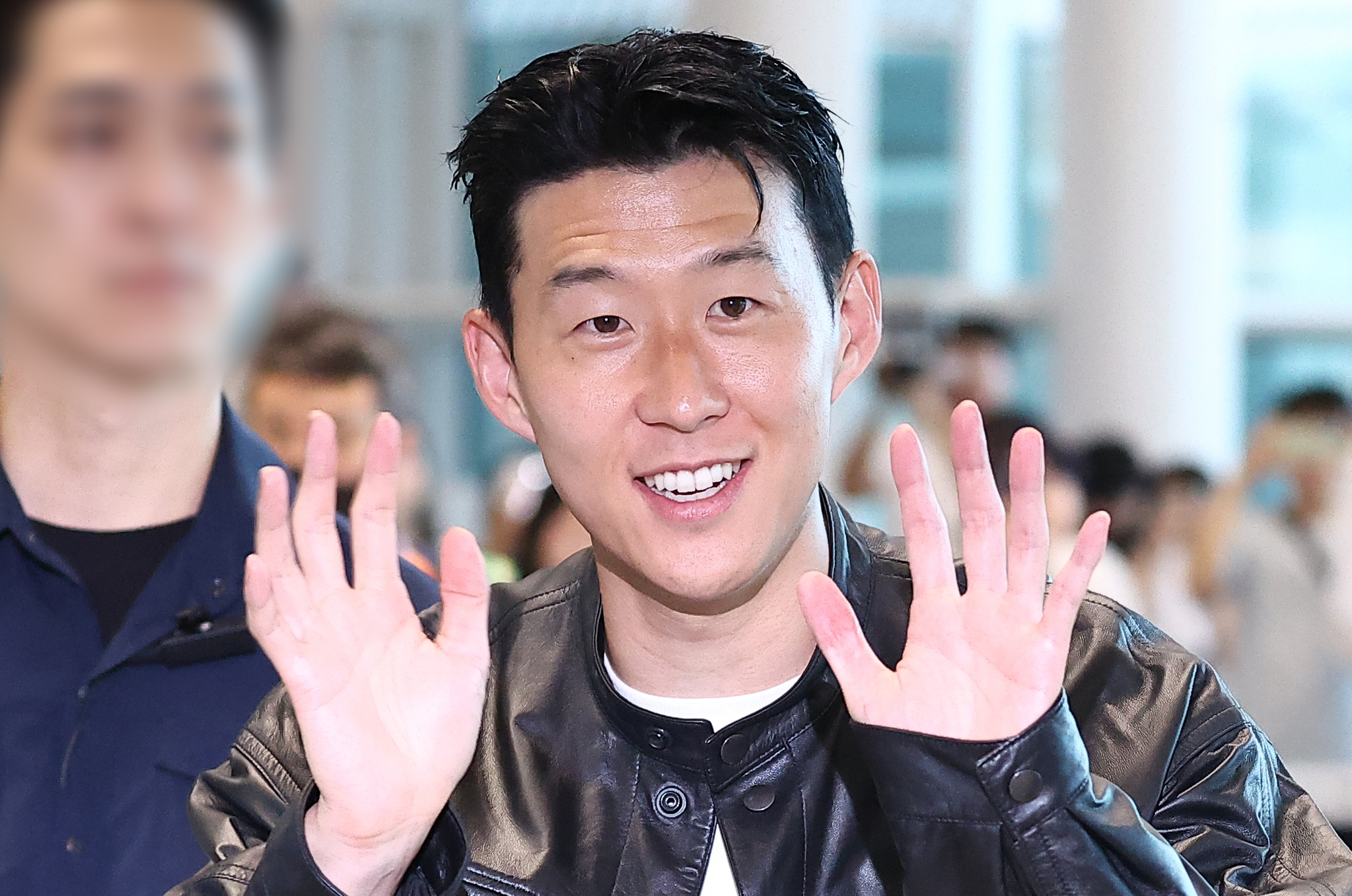  토트넘과의 결별 소식을 전한 손흥민이 5일 인천 영종도 인천국제공항 2터미널 출국장으로 향하고 있다. [연합뉴스]