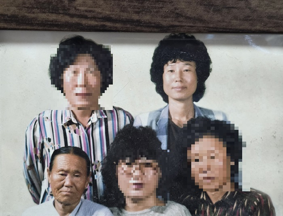 최말자 할머니 댁 한켠에 놓인 빛바랜 가족 사진. 1남 4녀 중 셋째인 최 할머니(상단 오른쪽)와 그의 어머니(하단 왼쪽). 김민정 기자