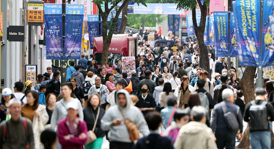 정부가 오는 9월 29일부터 내년 6월 30일까지 중국 단체 과광객에 대한 한시적 비자 면제 조치를 발표했다. 외국인 관광객으로 붐비는 서울 명동. 뉴스1