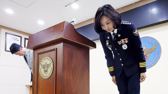 강은미 경기 화성동탄경찰서장이 지난 5월 28일 부실 대응 논란을 빚었던 이른바 '동탄 납치살인' 사건에 대해 입장을 밝히며 피해자 및 유족에게 공개 사과하고 있다. 연합뉴스